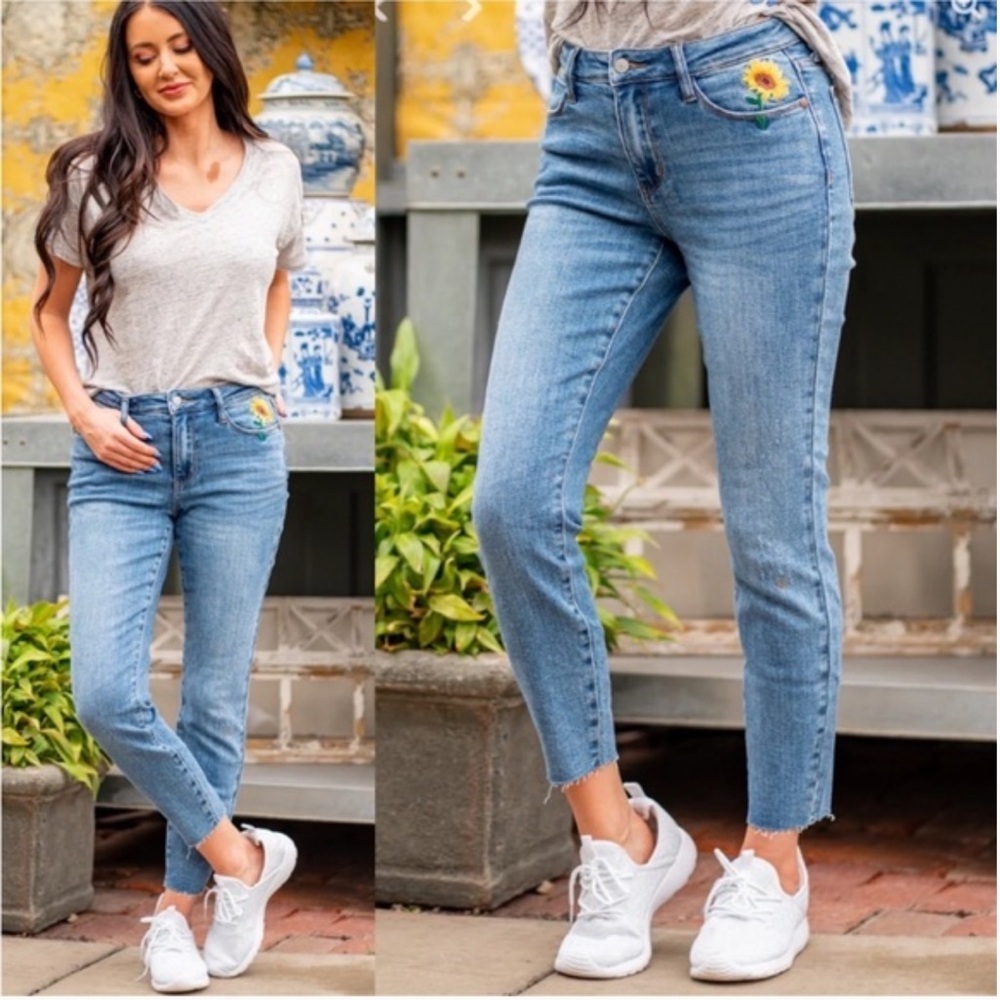 Judy Blue High Rise Relaxed Fit Sunflower Embroidered Jeans 88257 size 15/32 - Picture 1 of 6